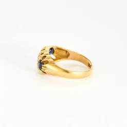 Bague jarretière or jaune, saphirs et diamants