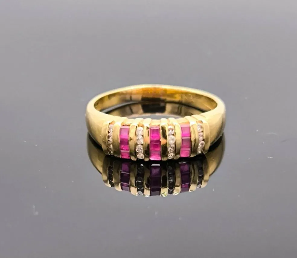 Bague jarretière or jaune ornée de rubis et diamants