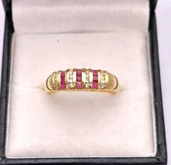 Bague jarretière or jaune ornée de rubis et diamants
