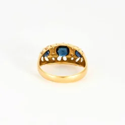 Bague jarretière or jaune, saphirs et diamants