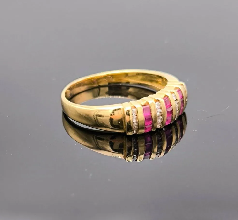Bague jarretière or jaune ornée de rubis et diamants