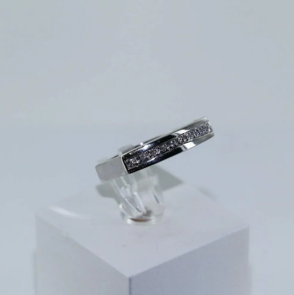 Bague Jarretière pavée de diamants