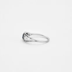 Bague Jarretière Platine Saphir de synthèse Diamants