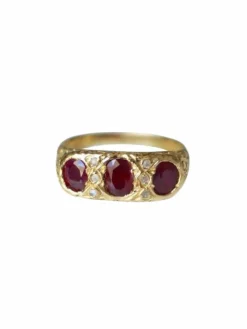 Bague jarretière rubis birmans et diamants