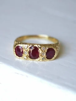 Bague jarretière rubis birmans et diamants