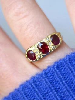 Bague jarretière rubis birmans et diamants