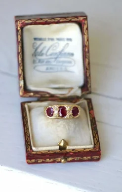 Bague jarretière rubis birmans et diamants