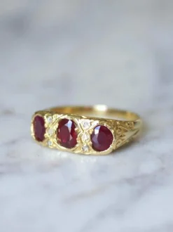 Bague jarretière rubis birmans et diamants