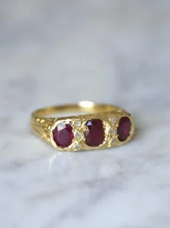 Bague jarretière rubis birmans et diamants