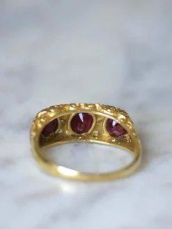 Bague jarretière rubis birmans et diamants