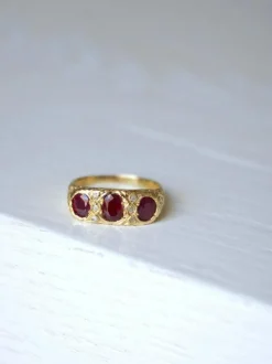 Bague jarretière rubis birmans et diamants