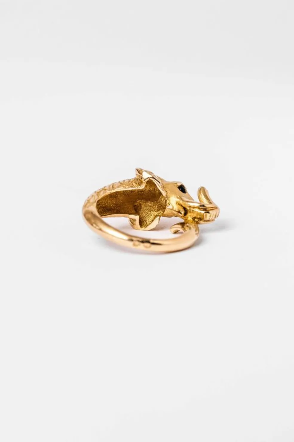 Bague JEAN ET PIERRE BELLIN Eléphant en or jaune et onyx