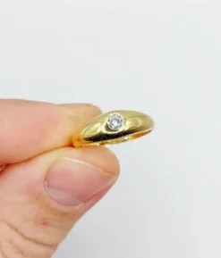 Bague jonc bombé vintage or jaune diamant taille brillant en serti clos, gipsy