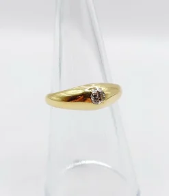 Bague jonc bombé vintage or jaune diamant taille brillant en serti clos, gipsy