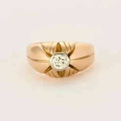 Bague jonc centré d'un diamant