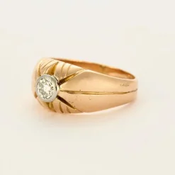 Bague jonc centré d'un diamant