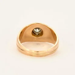 Bague jonc centré d'un diamant