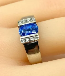 Bague jonc en or blanc 18 carats, saphir et diamants