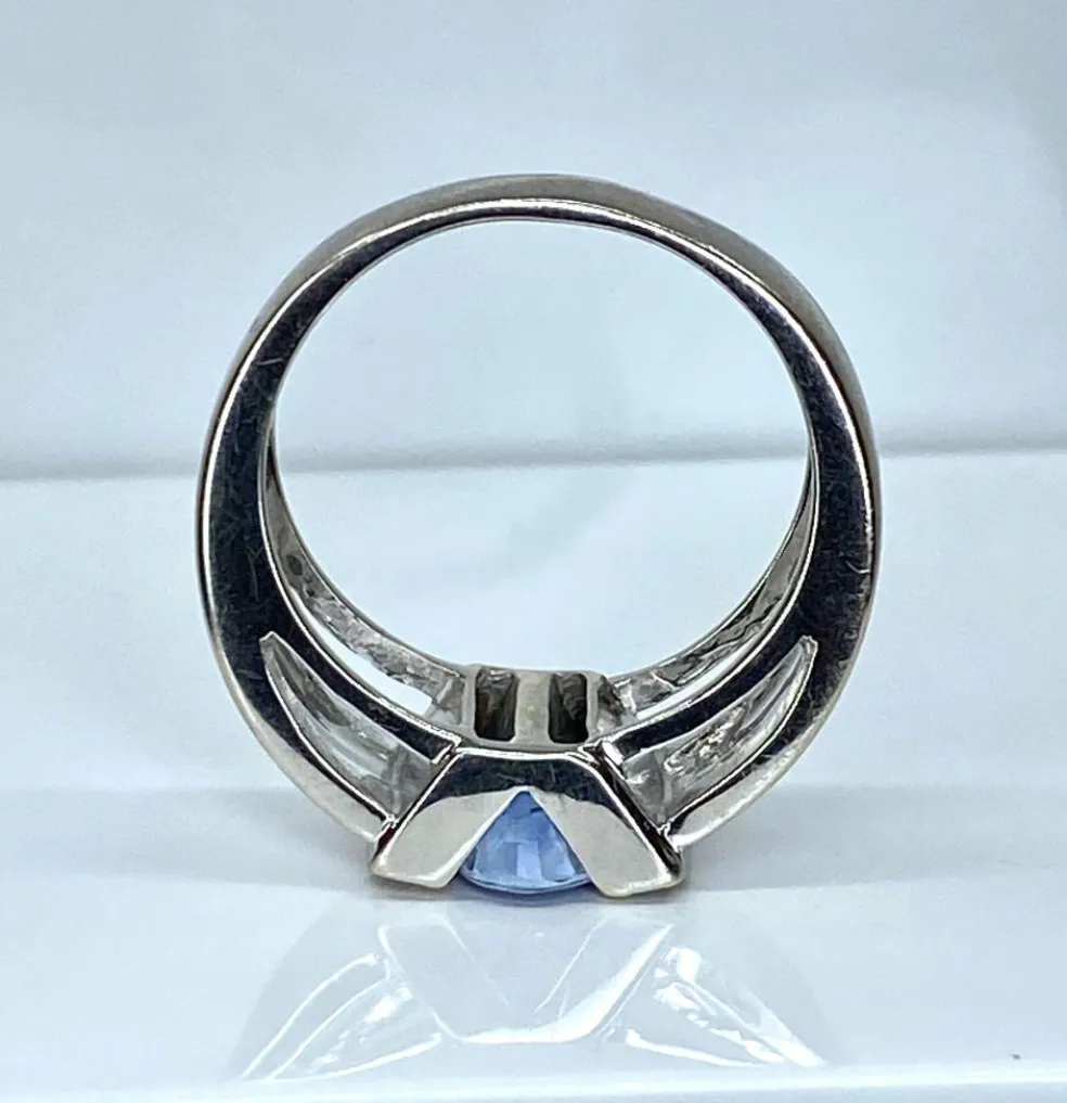 Bague jonc en or blanc 18 carats, saphir et diamants