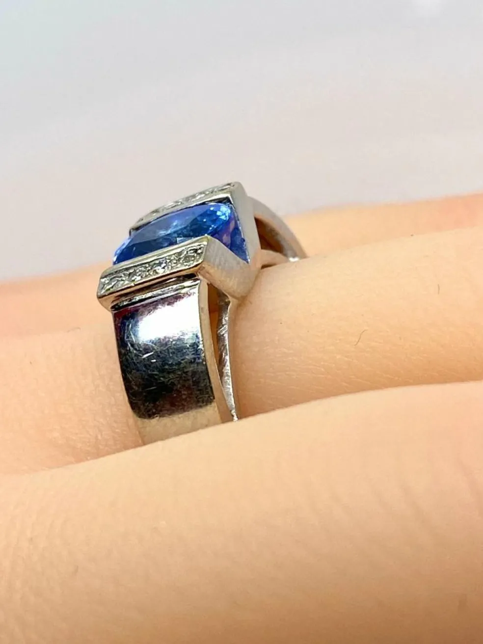Bague jonc en or blanc 18 carats, saphir et diamants
