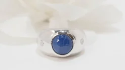 Bague jonc en or blanc et saphir étoilé