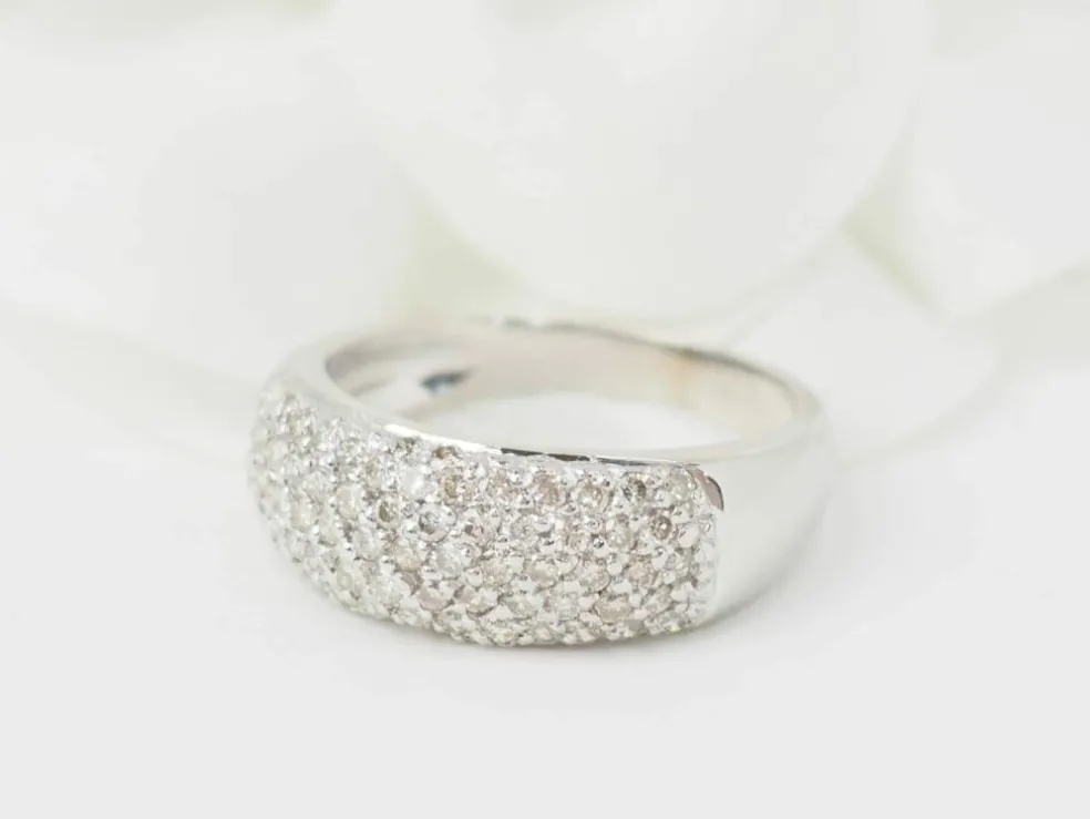Bague jonc en or blanc et diamants