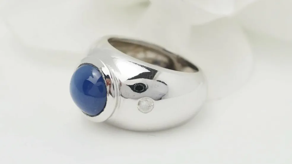Bague jonc en or blanc et saphir étoilé