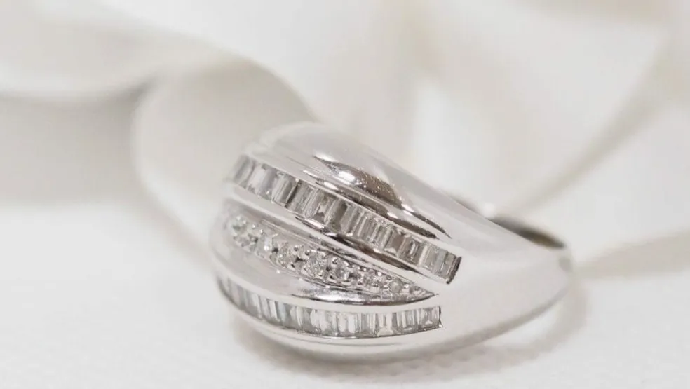 Bague Jonc en Or blanc et Diamants