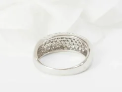 Bague jonc en or blanc et diamants