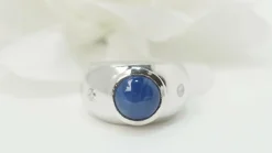 Bague jonc en or blanc et saphir étoilé