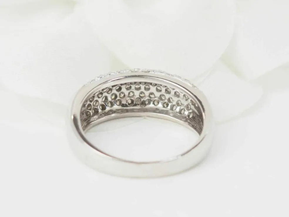 Bague jonc en or blanc et diamants
