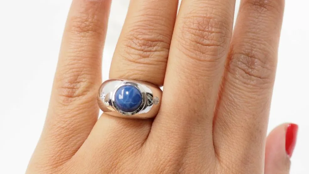 Bague jonc en or blanc et saphir étoilé