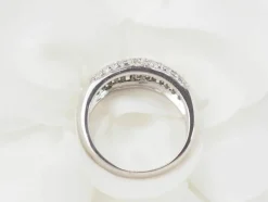 Bague jonc en or blanc et diamants