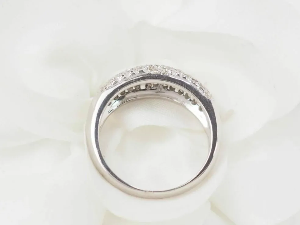Bague jonc en or blanc et diamants