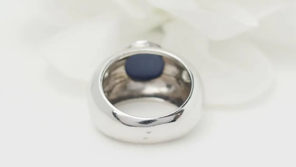 Bague jonc en or blanc et saphir étoilé