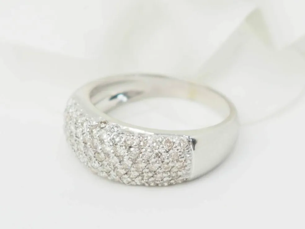 Bague jonc en or blanc et diamants