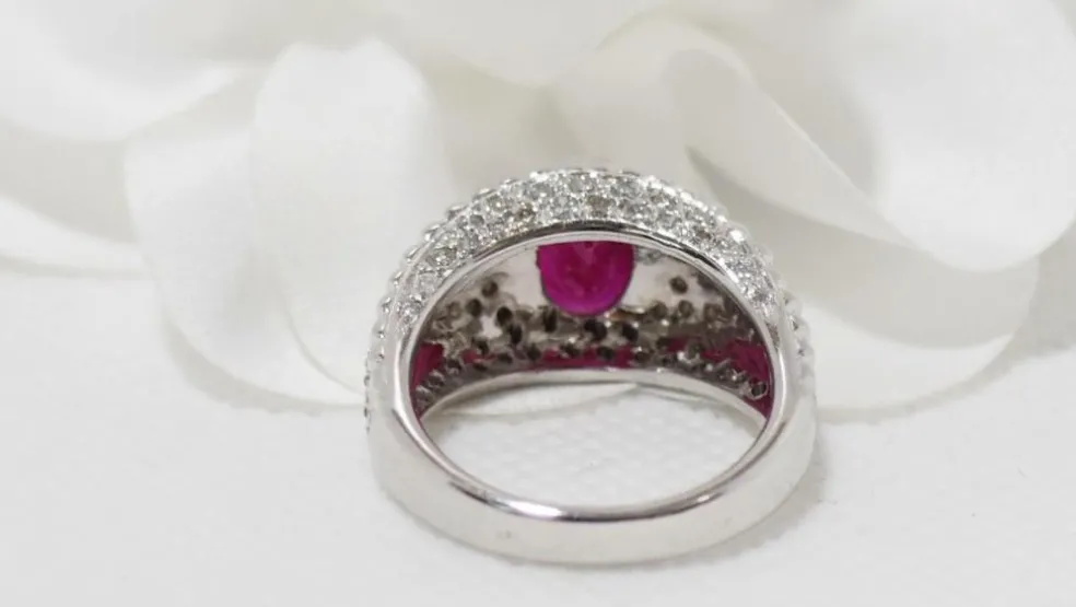 Bague Jonc en or blanc, rubis ovale et diamants