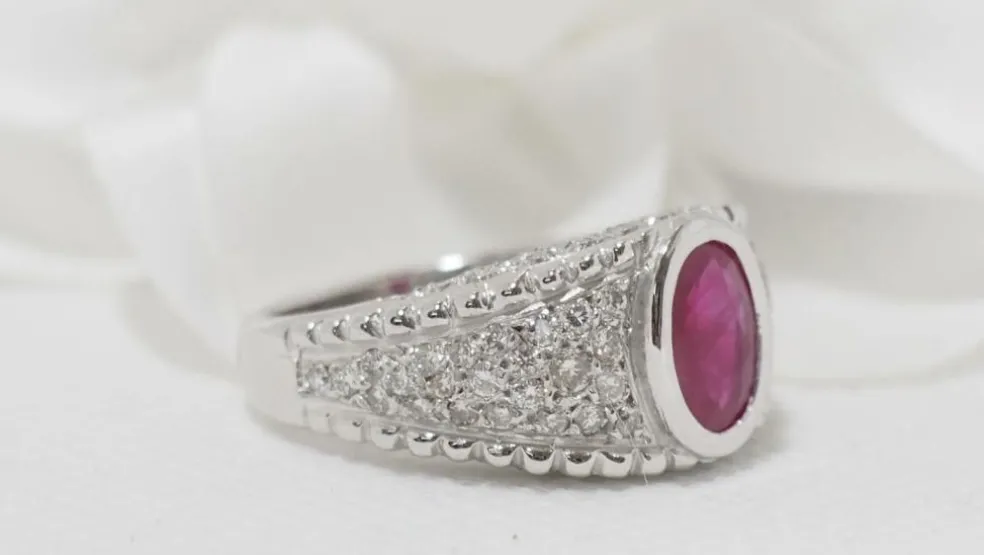 Bague Jonc en or blanc, rubis ovale et diamants