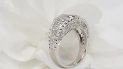 Bague Jonc en or blanc, rubis ovale et diamants
