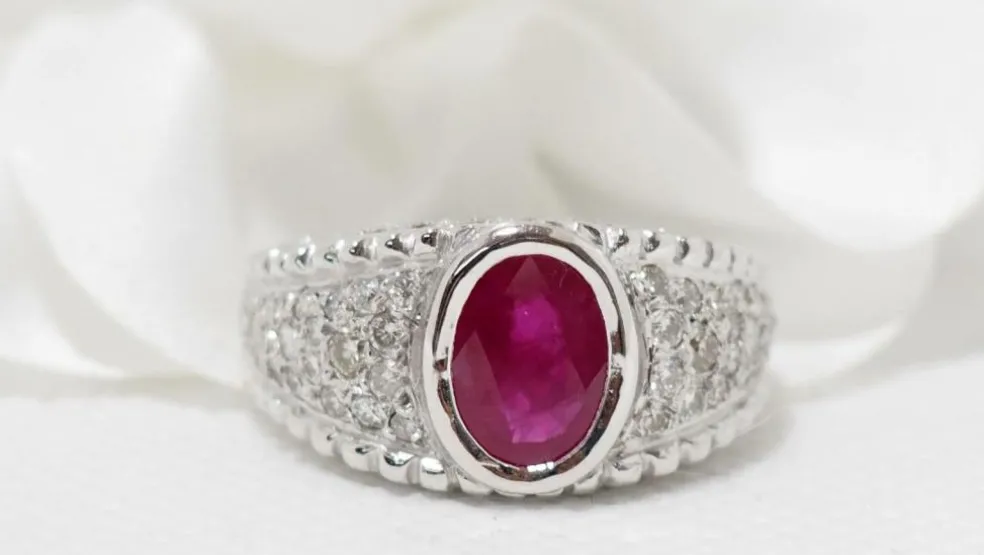 Bague Jonc en or blanc, rubis ovale et diamants
