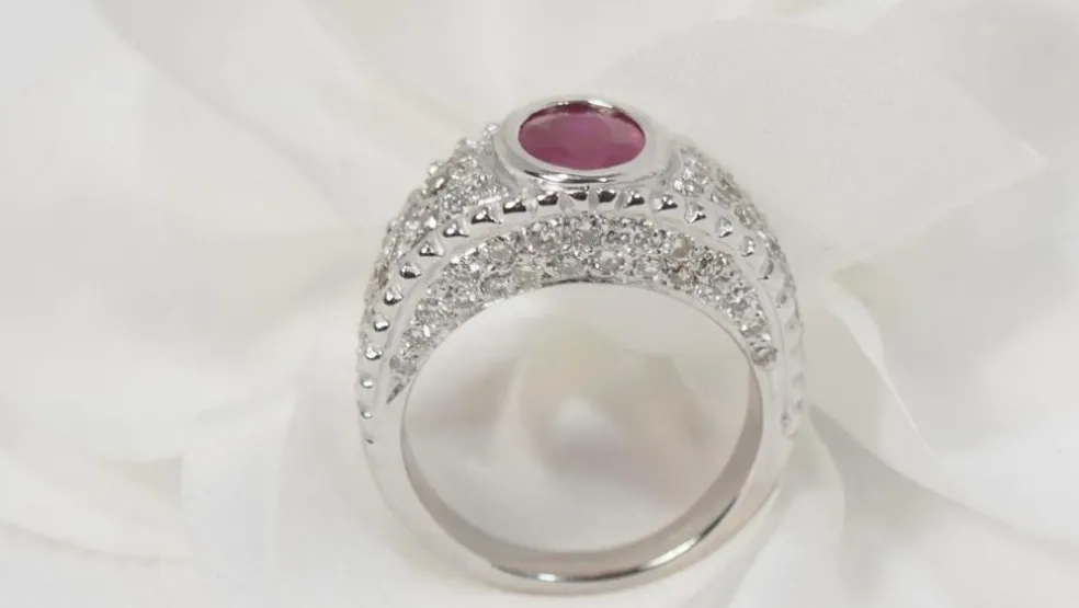 Bague Jonc en or blanc, rubis ovale et diamants