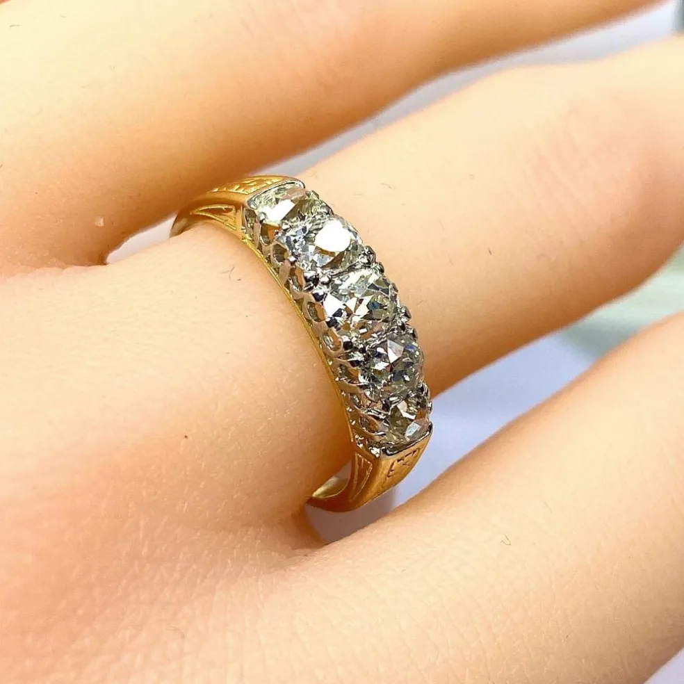 Bague jonc en or jaune 18 carats sertie de 5 diamants, vers 1900