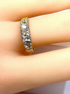 Bague jonc en or jaune 18 carats sertie de 5 diamants, vers 1900