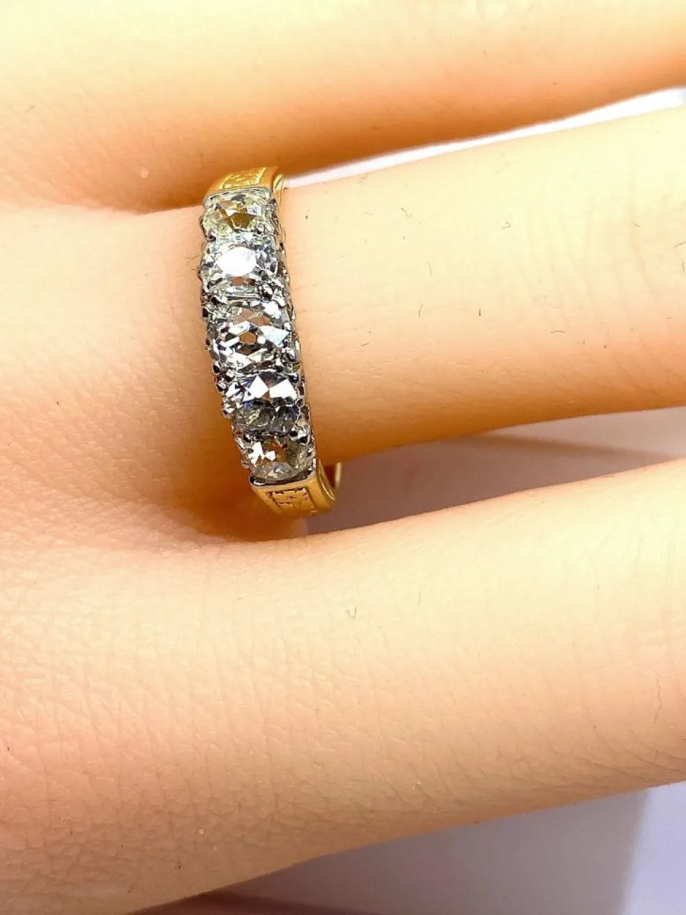 Bague jonc en or jaune 18 carats sertie de 5 diamants, vers 1900