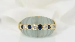 Bague jonc en or jaune saphirs et diamants sur quartz vert