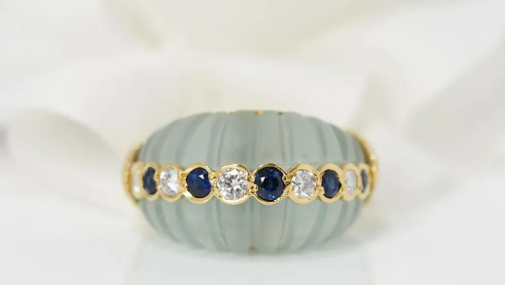 Bague jonc en or jaune saphirs et diamants sur quartz vert