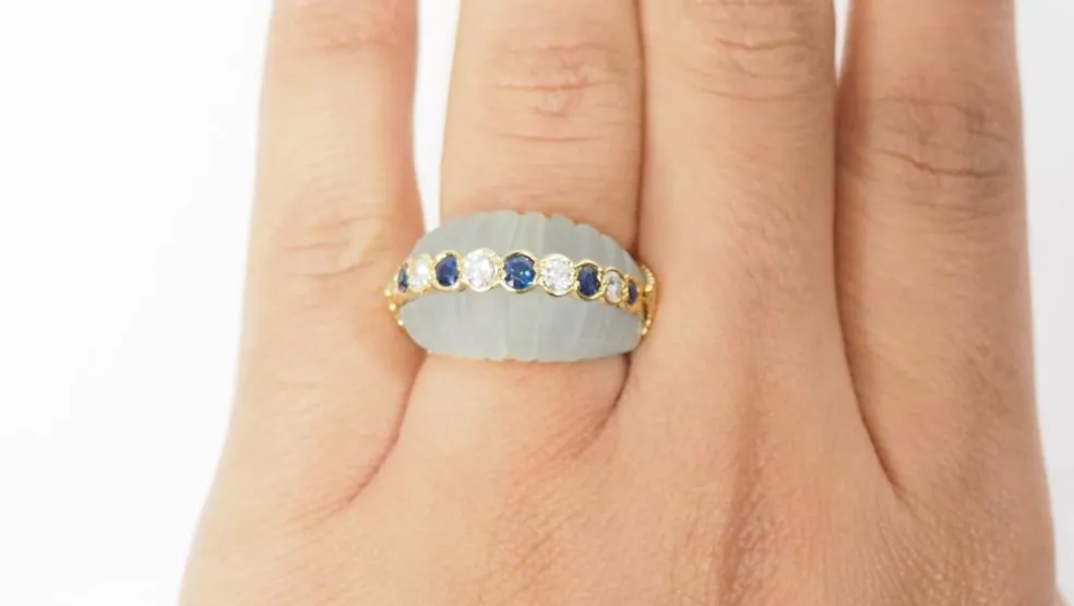 Bague jonc en or jaune saphirs et diamants sur quartz vert