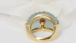 Bague jonc en or jaune saphirs et diamants sur quartz vert