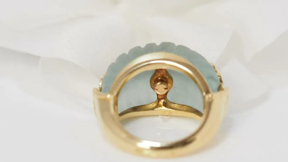 Bague jonc en or jaune saphirs et diamants sur quartz vert