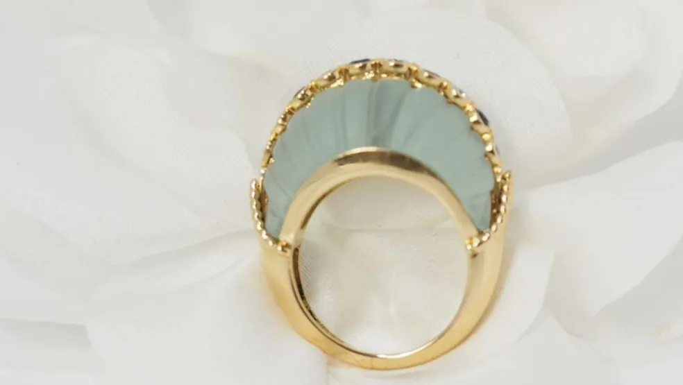 Bague jonc en or jaune saphirs et diamants sur quartz vert